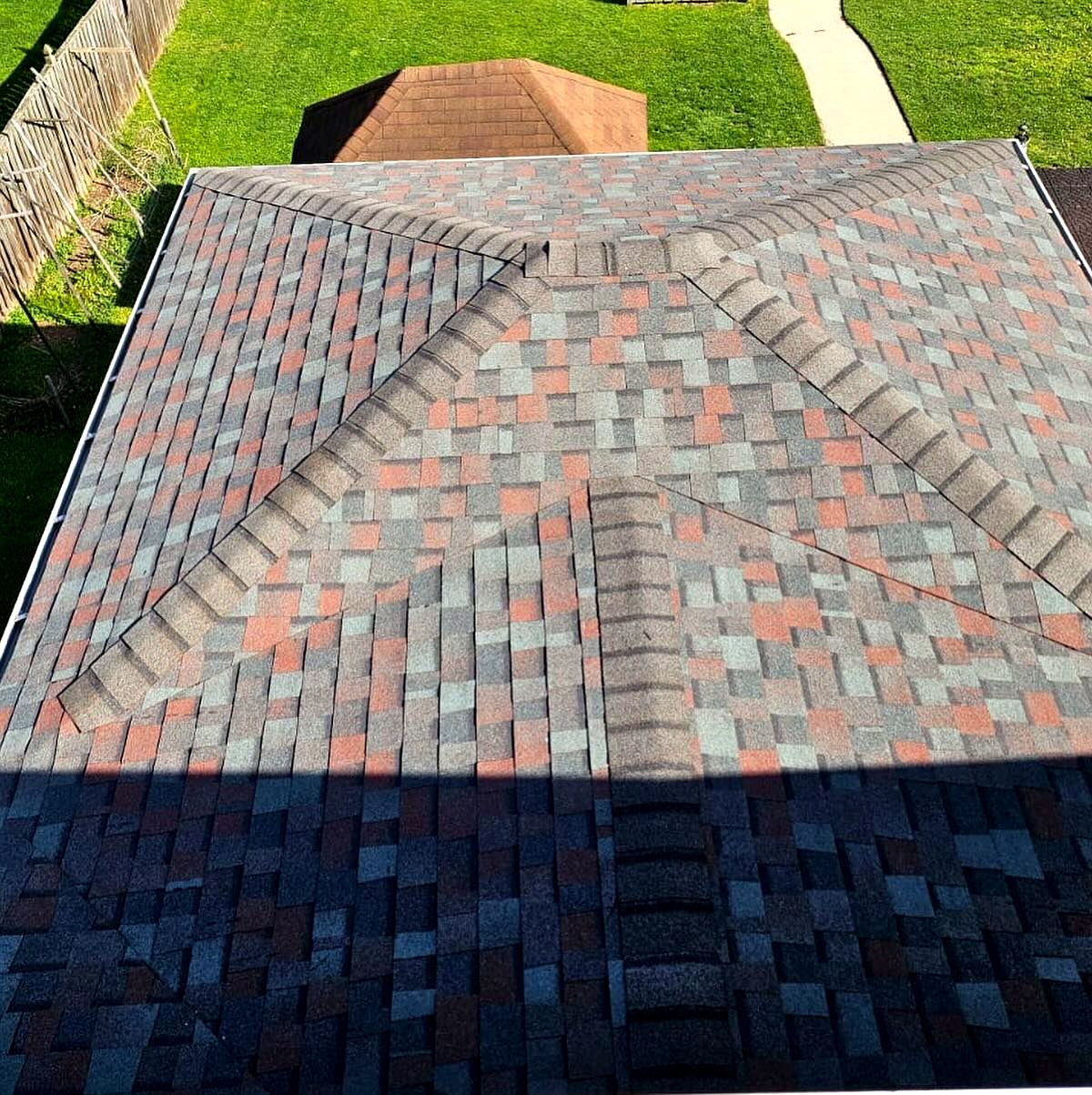 Hip roof with blended multicolor shingles