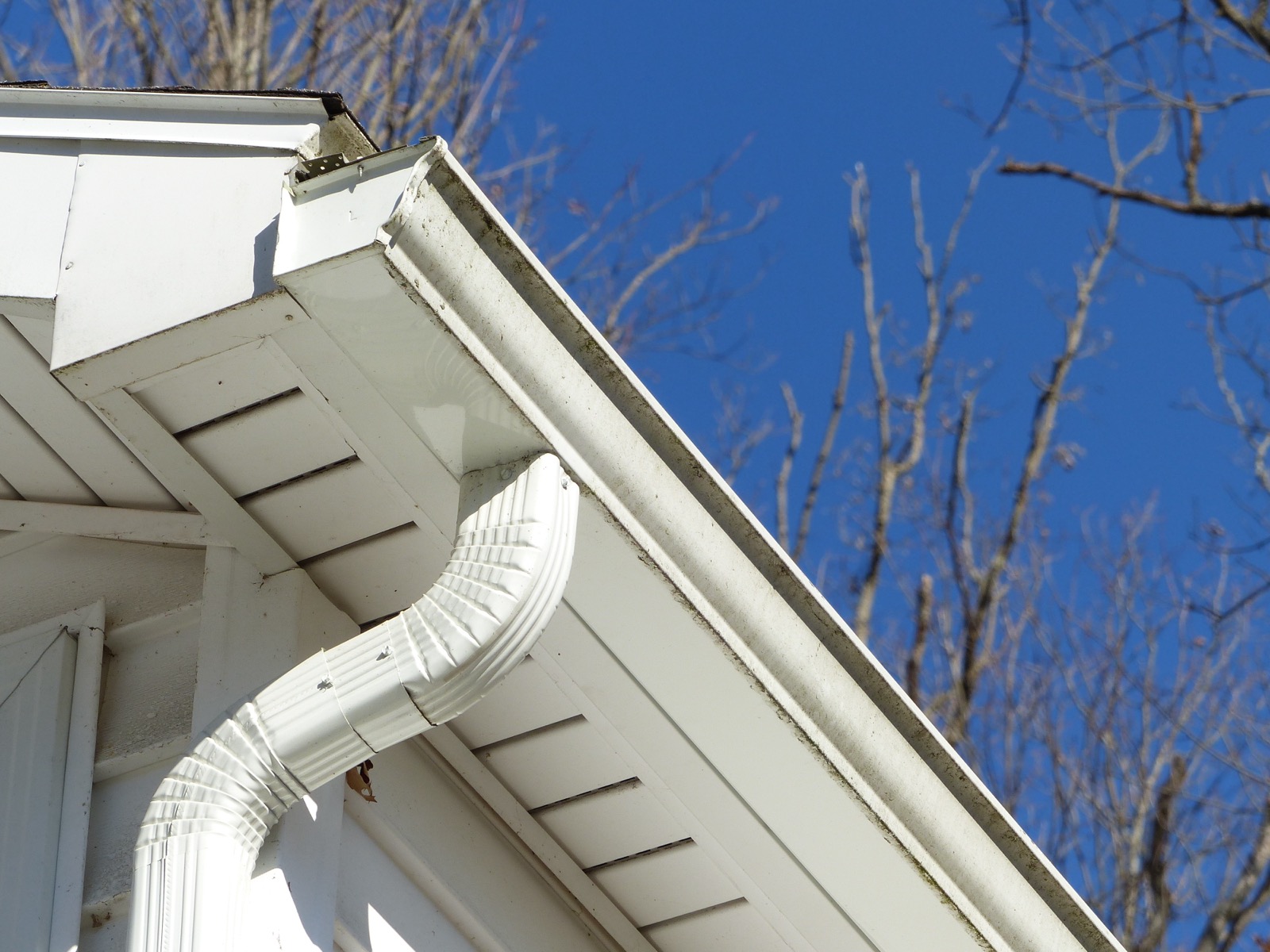 White seamless aluminum gutter run along the fascia